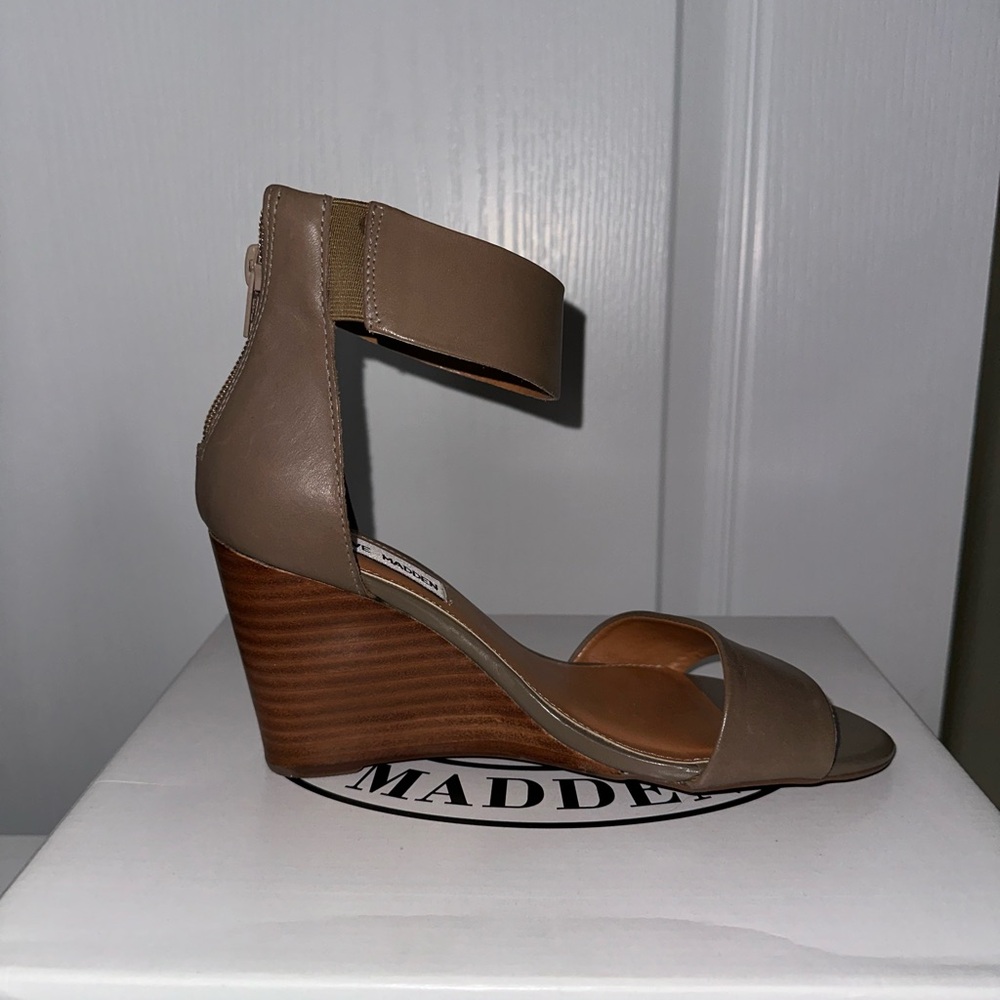 Steve Madden; Faith Wedge Sandal in Camel, Size 7